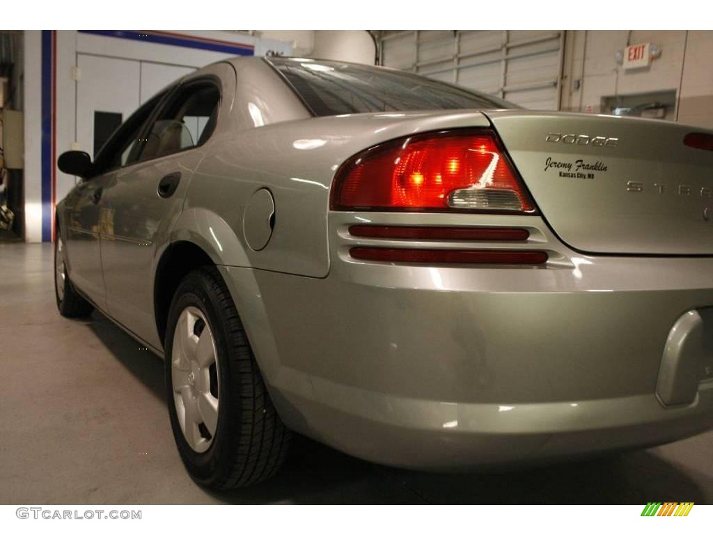 2004 Stratus SE Sedan - Bright Silver Metallic / Dark Slate Gray photo #17