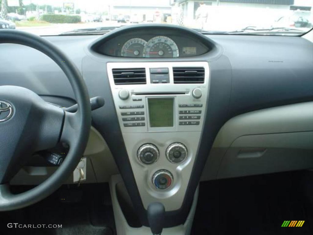 2007 Yaris Sedan - Jade Sea Metallic / Bisque photo #7