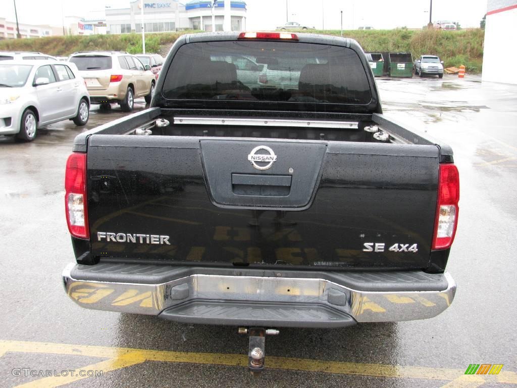 2005 Frontier SE Crew Cab 4x4 - Super Black / Desert photo #4