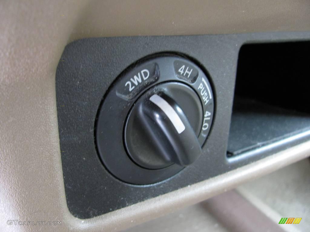 2005 Frontier SE Crew Cab 4x4 - Super Black / Desert photo #16