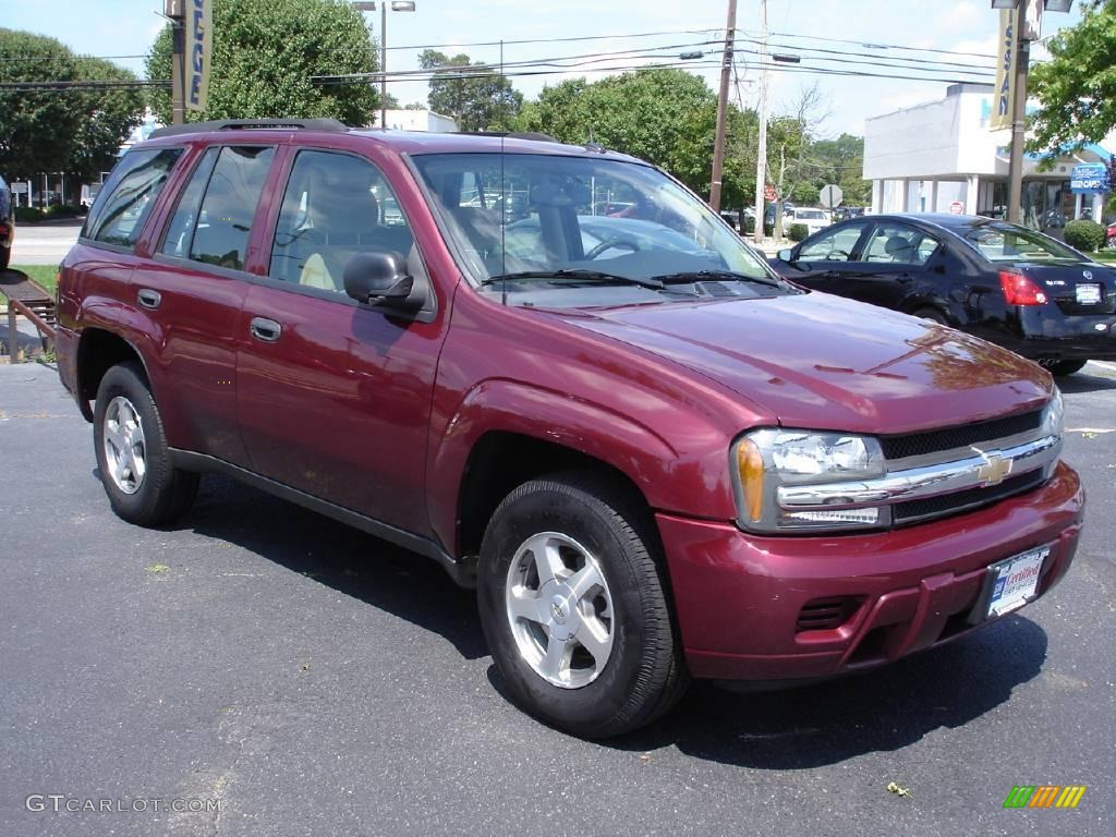 2005 TrailBlazer LS 4x4 - Majestic Red Metallic / Light Cashmere/Ebony photo #2