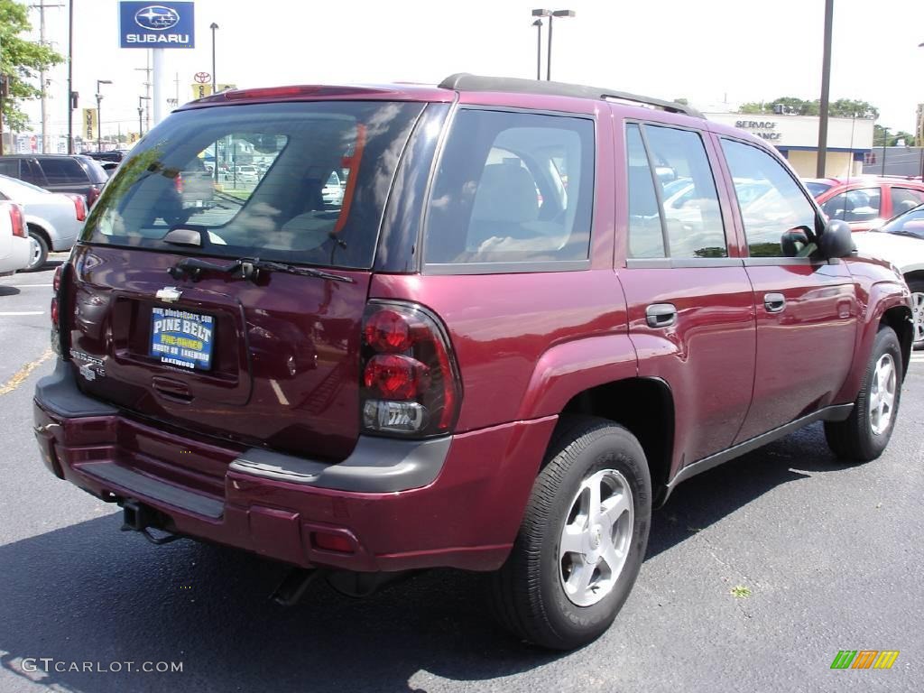 2005 TrailBlazer LS 4x4 - Majestic Red Metallic / Light Cashmere/Ebony photo #4