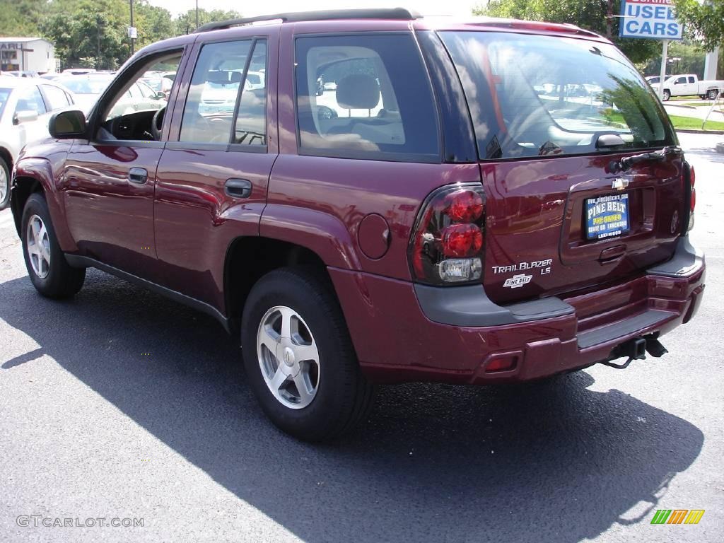 2005 TrailBlazer LS 4x4 - Majestic Red Metallic / Light Cashmere/Ebony photo #5