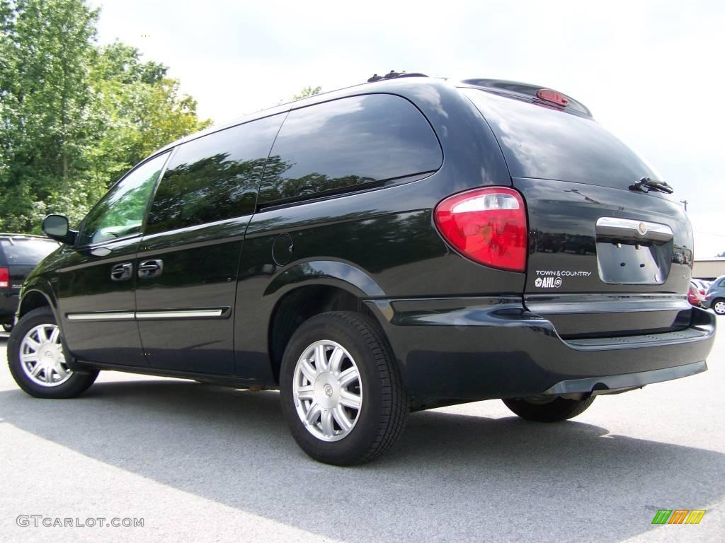 2007 Town & Country Touring - Brilliant Black Crystal Pearl / Dark Khaki/Light Graystone photo #3