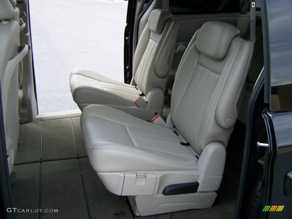 2007 Town & Country Touring - Brilliant Black Crystal Pearl / Dark Khaki/Light Graystone photo #7
