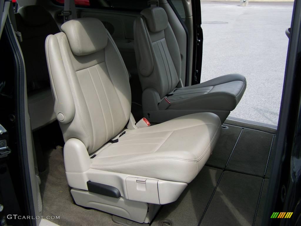 2007 Town & Country Touring - Brilliant Black Crystal Pearl / Dark Khaki/Light Graystone photo #9