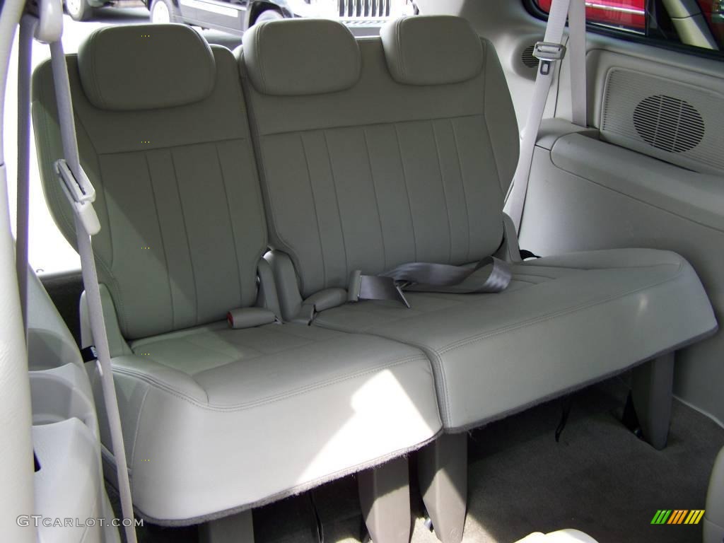 2007 Town & Country Touring - Brilliant Black Crystal Pearl / Dark Khaki/Light Graystone photo #11