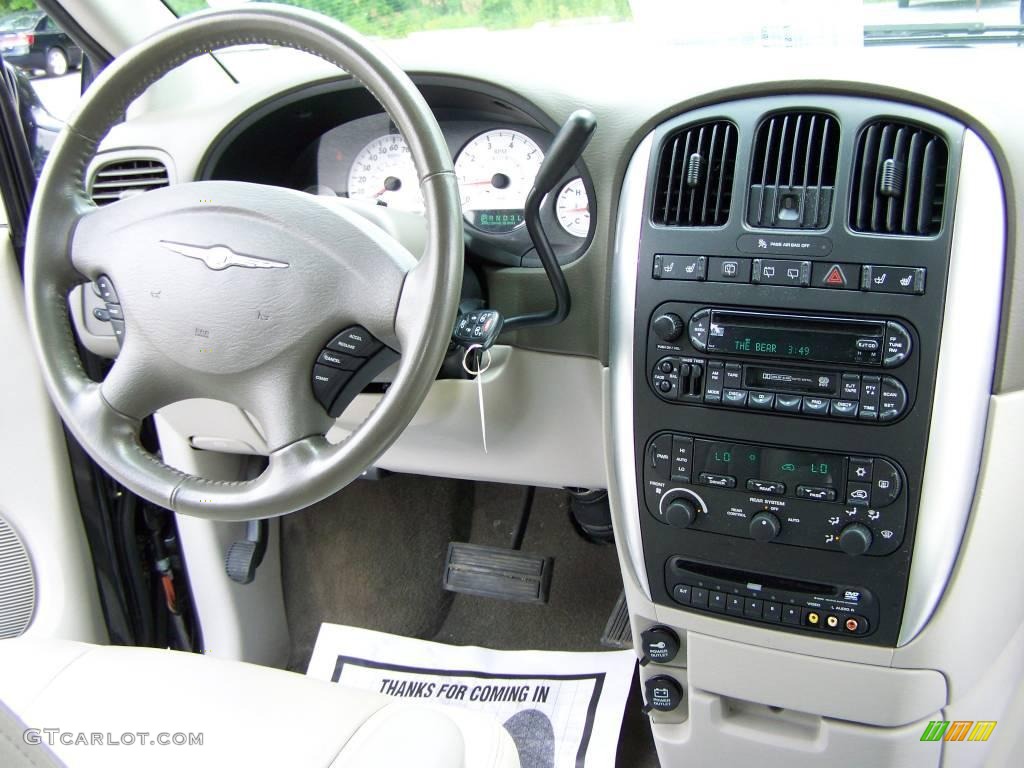 2007 Town & Country Touring - Brilliant Black Crystal Pearl / Dark Khaki/Light Graystone photo #12