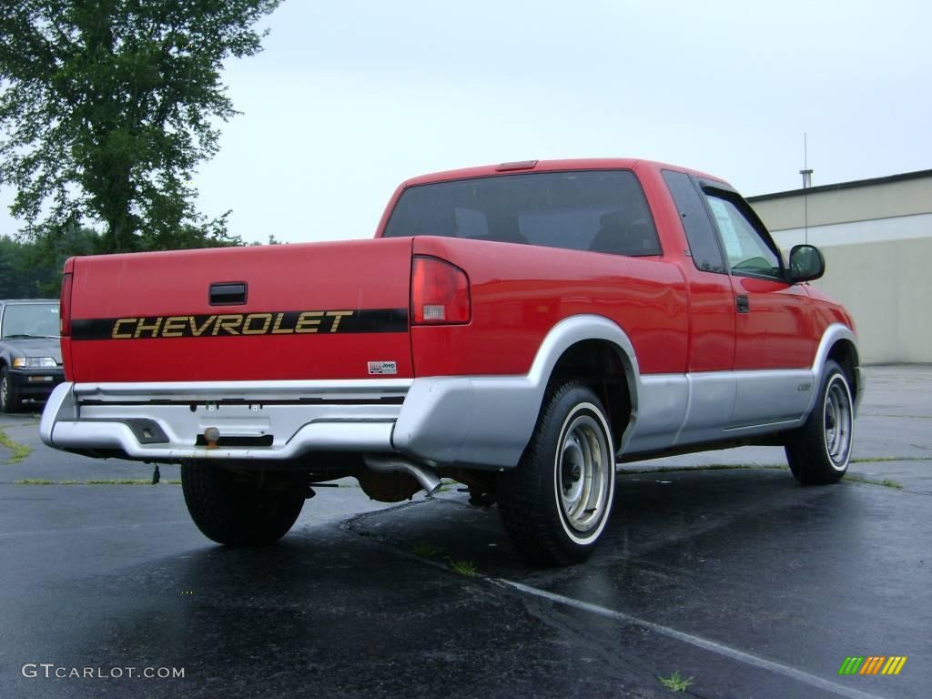 1994 S10 LS Extended Cab - Bright Red / Gray photo #7