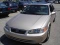 2001 Cashmere Beige Metallic Toyota Camry XLE  photo #2