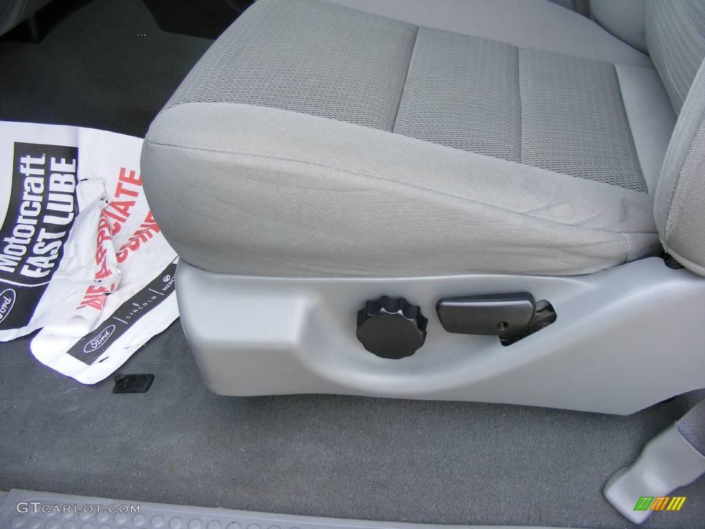 2006 F250 Super Duty XLT Crew Cab - Oxford White / Medium Flint photo #37