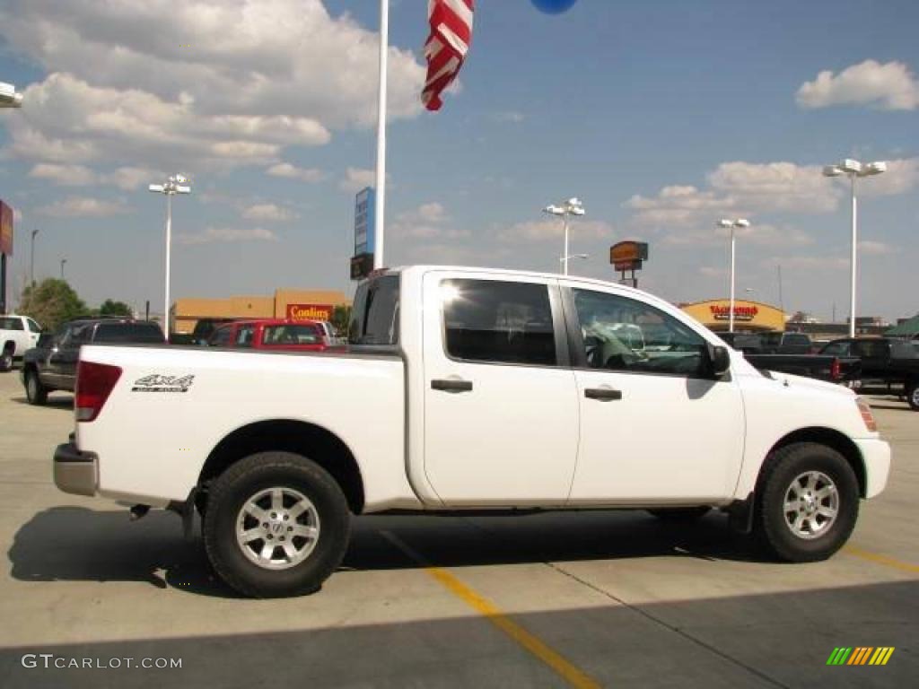 2004 Titan SE Crew Cab 4x4 - White / Graphite/Titanium photo #4