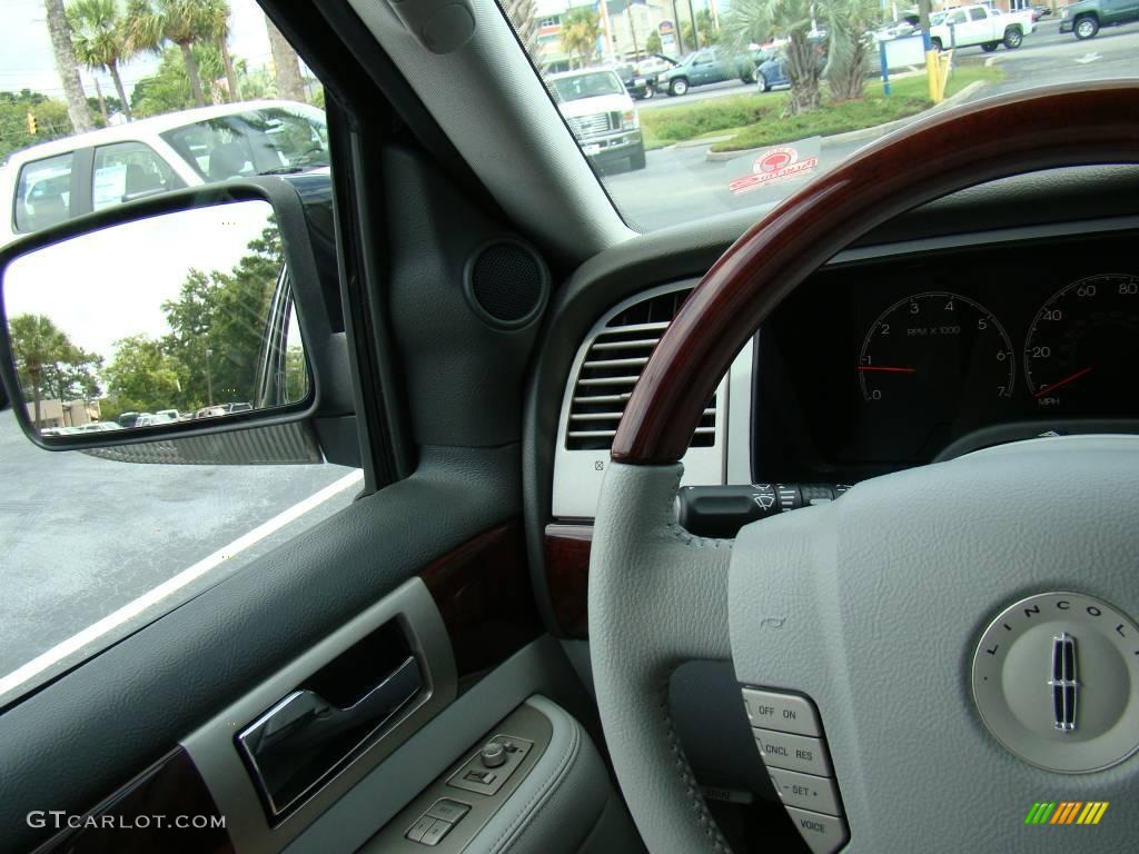 2006 Navigator Luxury 4x4 - Black / Dove Grey photo #18