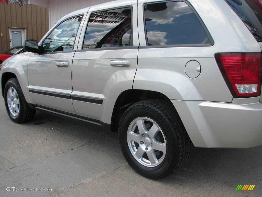 2008 Grand Cherokee Laredo 4x4 - Bright Silver Metallic / Dark Slate Gray/Light Graystone photo #28