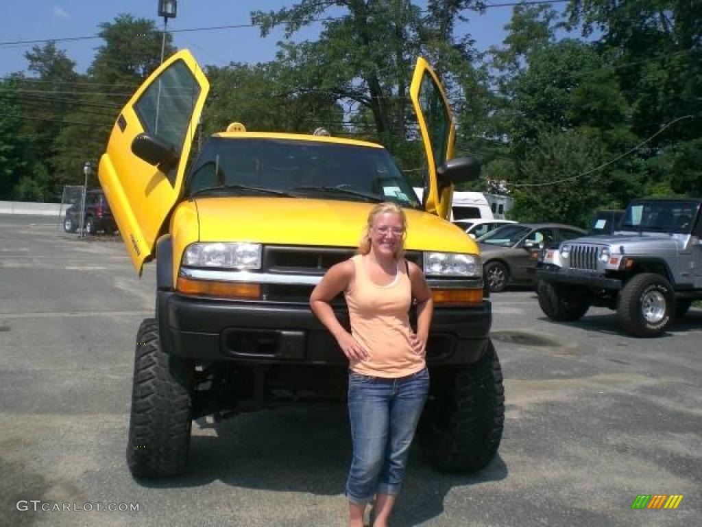 2002 S10 ZR2 Extended Cab 4x4 - Flame Yellow / Graphite photo #1