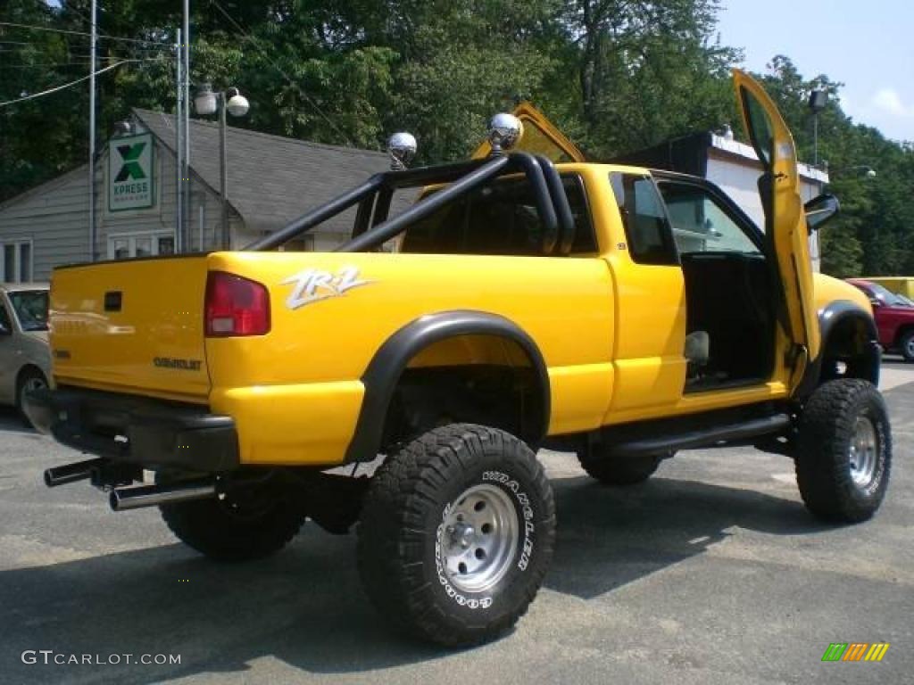 2002 S10 ZR2 Extended Cab 4x4 - Flame Yellow / Graphite photo #6