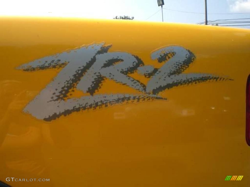 2002 S10 ZR2 Extended Cab 4x4 - Flame Yellow / Graphite photo #18