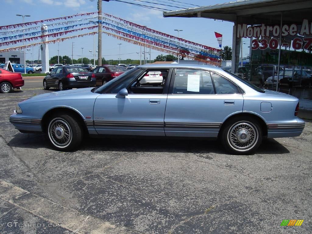 1993 Eighty-Eight Royale - Light Sapphire Metallic / Blue photo #2