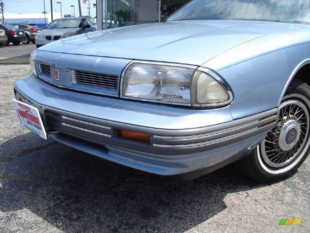1993 Eighty-Eight Royale - Light Sapphire Metallic / Blue photo #9