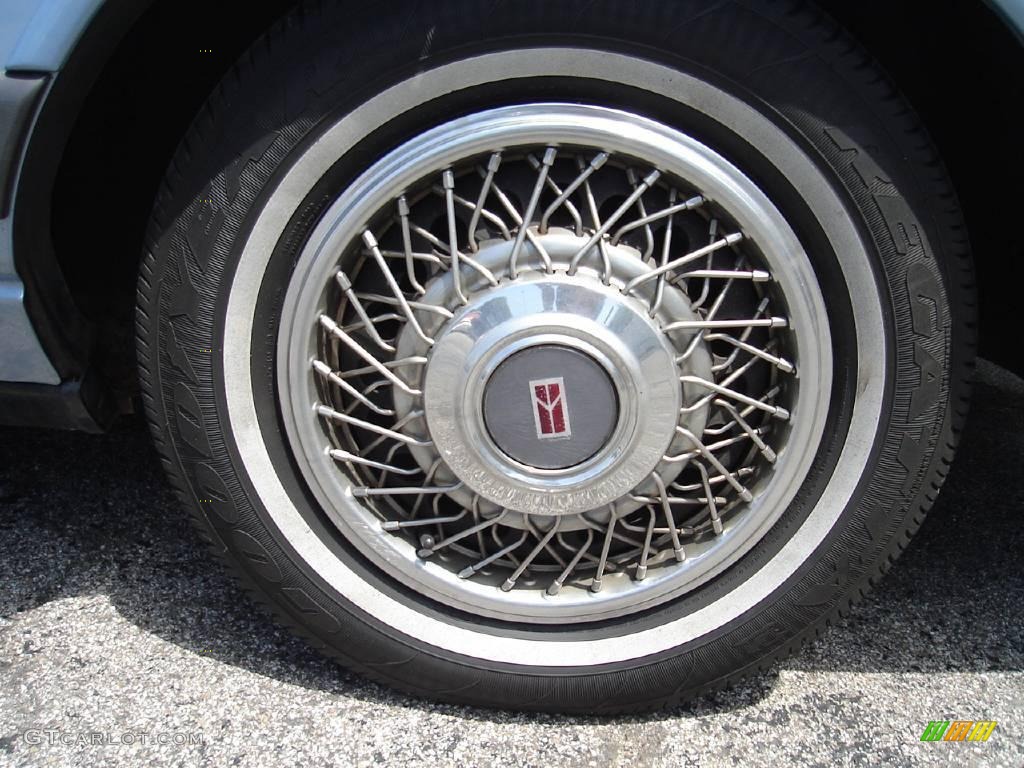 1993 Eighty-Eight Royale - Light Sapphire Metallic / Blue photo #11