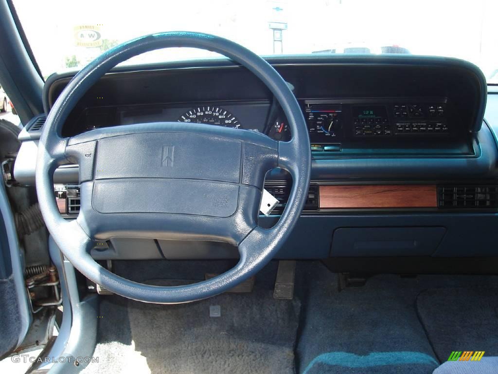 1993 Eighty-Eight Royale - Light Sapphire Metallic / Blue photo #16