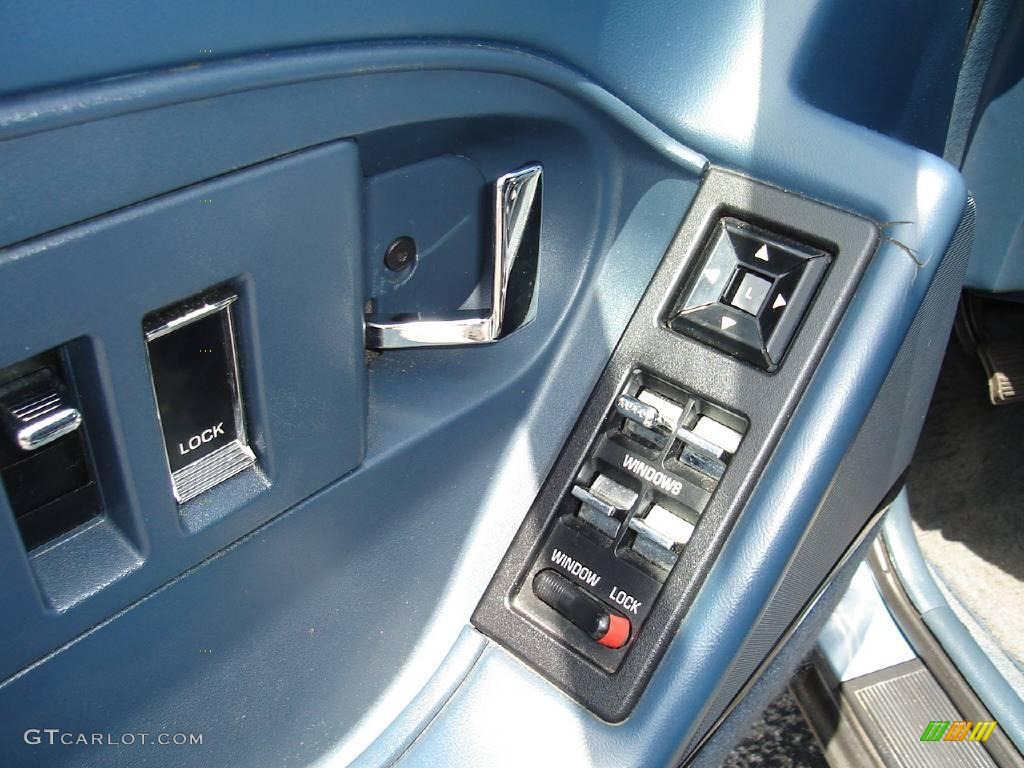 1993 Eighty-Eight Royale - Light Sapphire Metallic / Blue photo #22