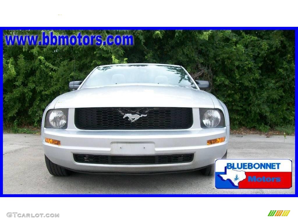 2008 Mustang V6 Deluxe Convertible - Brilliant Silver Metallic / Light Graphite photo #2