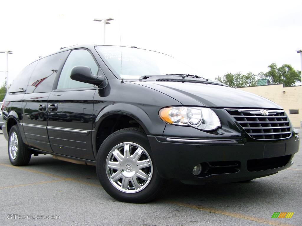 2007 Town & Country Limited - Brilliant Black Crystal Pearl / Dark Khaki/Light Graystone photo #1