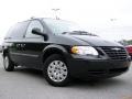 2007 Brilliant Black Crystal Pearl Chrysler Town & Country   photo #1