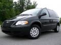 2007 Brilliant Black Crystal Pearl Chrysler Town & Country   photo #4