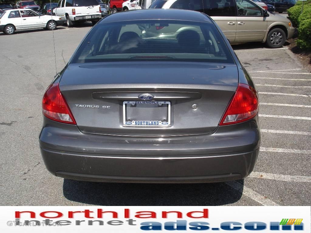 2004 Taurus SE Sedan - Dark Shadow Grey Metallic / Medium Graphite photo #7