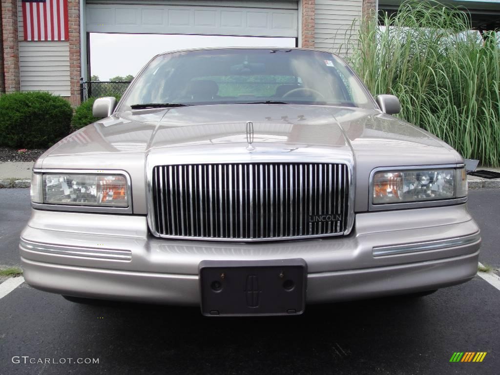 1995 Town Car Signature - Pumice Pearl Metallic / Tan photo #2