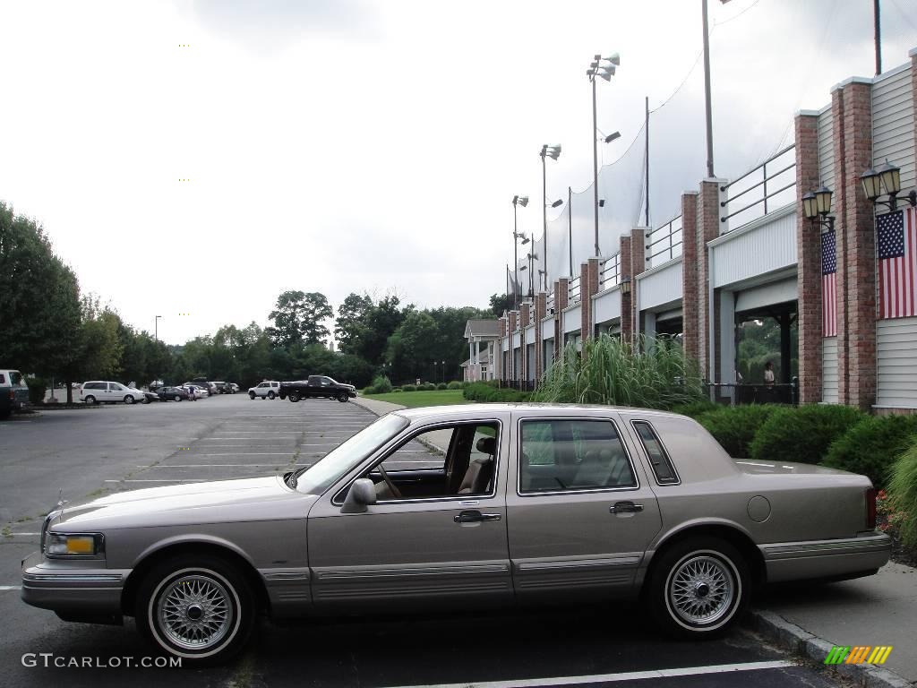 1995 Town Car Signature - Pumice Pearl Metallic / Tan photo #3