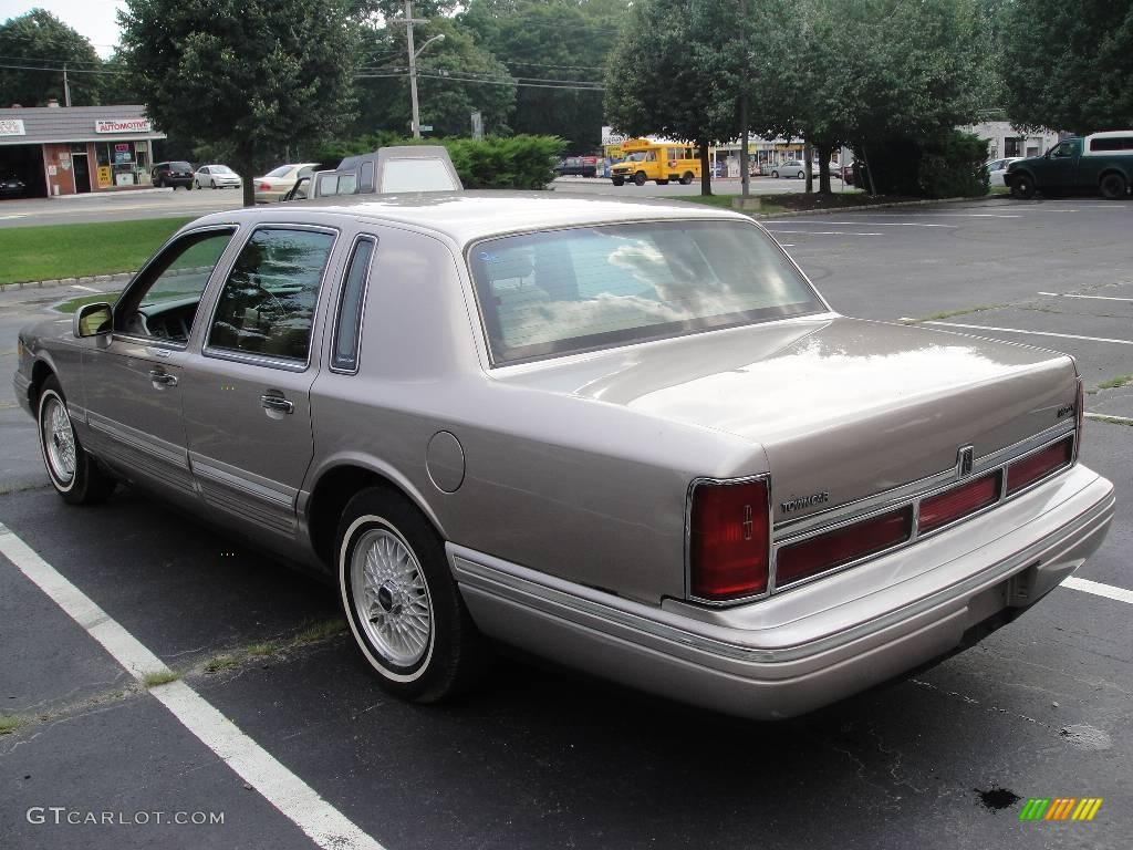 1995 Town Car Signature - Pumice Pearl Metallic / Tan photo #4