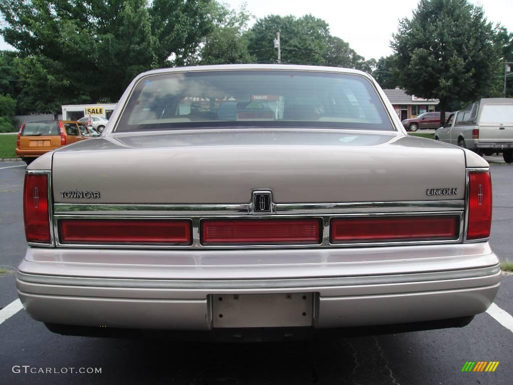 1995 Town Car Signature - Pumice Pearl Metallic / Tan photo #5