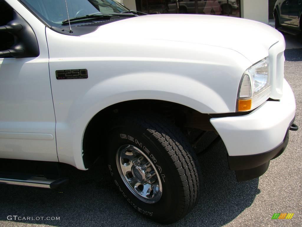 2004 F250 Super Duty XLT SuperCab - Oxford White / Medium Flint photo #19