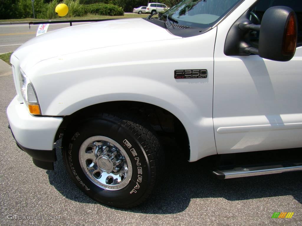 2004 F250 Super Duty XLT SuperCab - Oxford White / Medium Flint photo #21