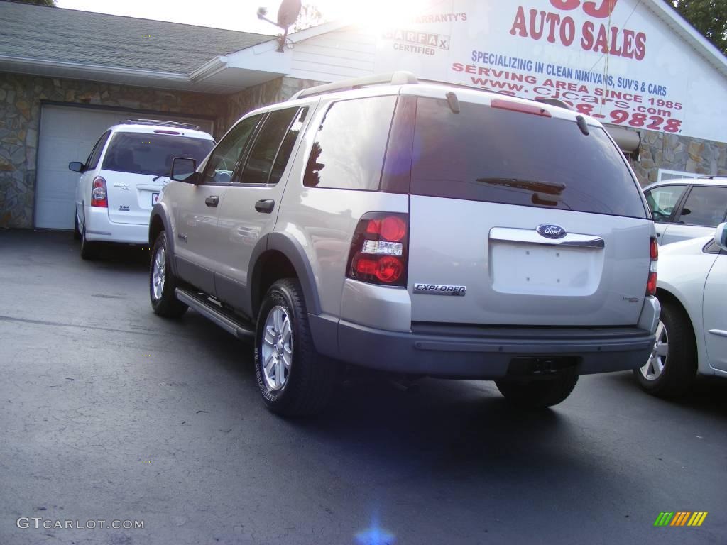 2006 Explorer XLT 4x4 - Silver Birch Metallic / Stone photo #17