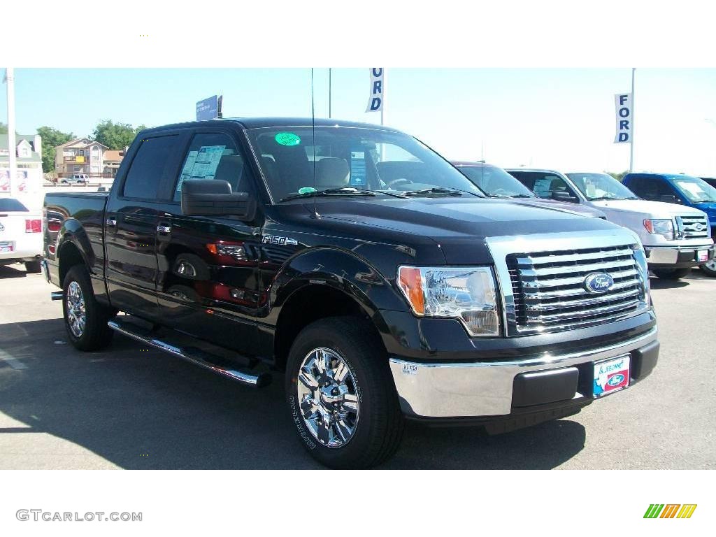 2010 F150 XLT SuperCrew - Tuxedo Black / Medium Stone photo #2