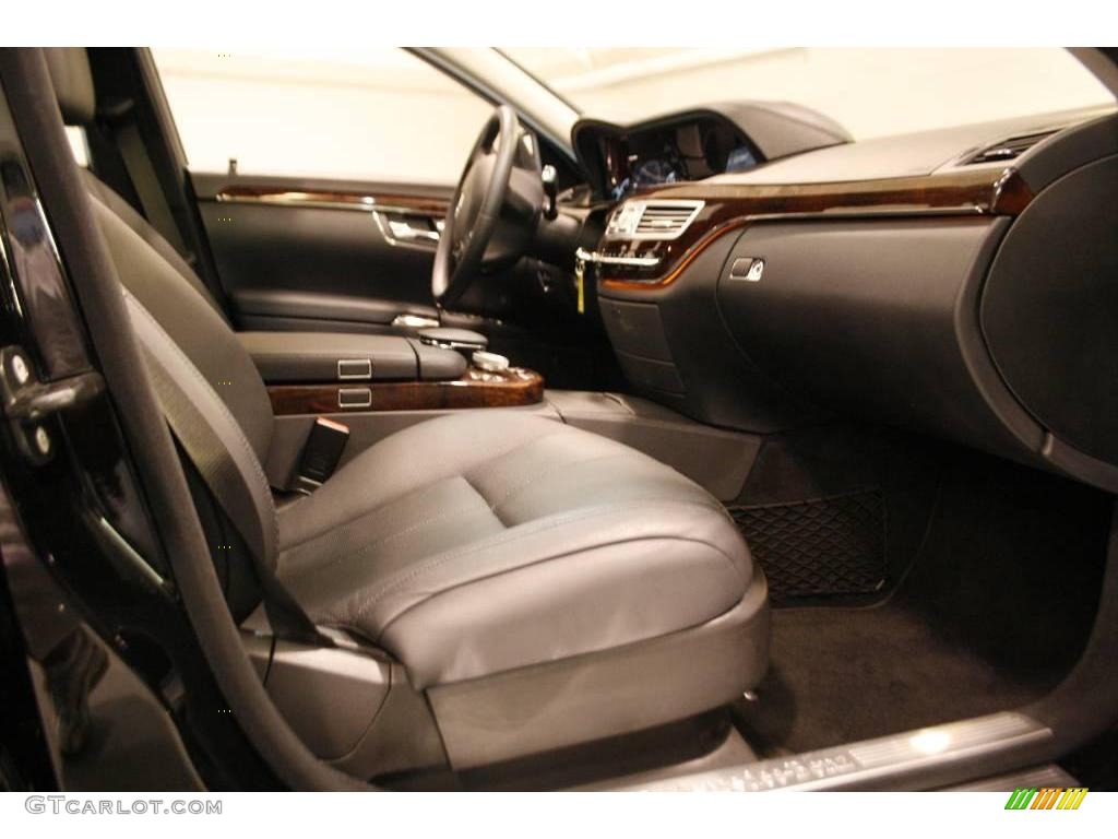 2008 S 550 Sedan - Black / Black photo #31