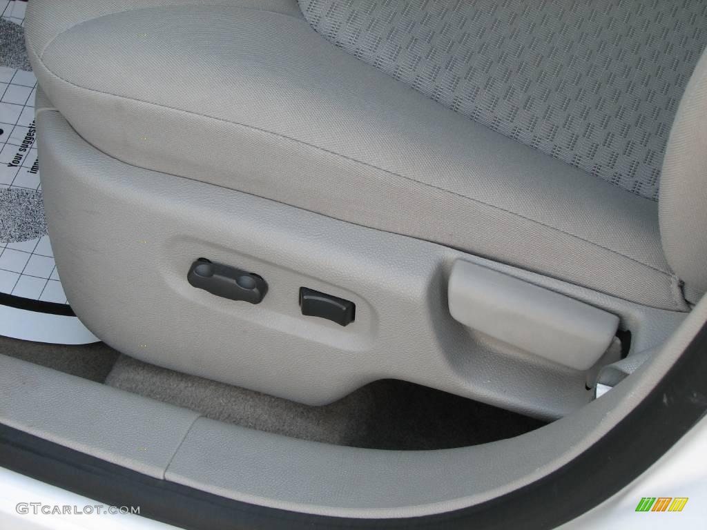 2008 HHR LS - Summit White / Gray photo #12