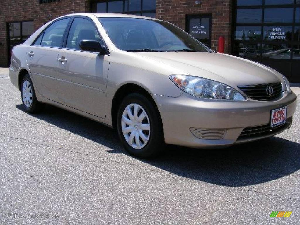 2005 Camry LE - Desert Sand Mica / Taupe photo #1
