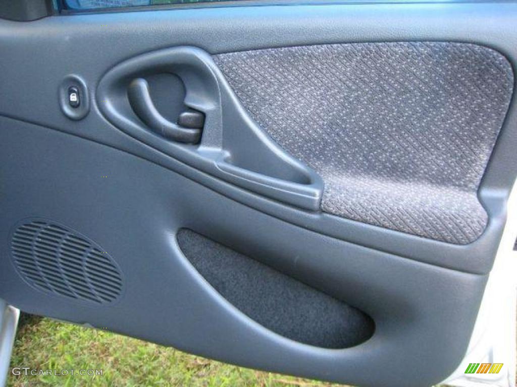 2003 Cavalier LS Sedan - Ultra Silver Metallic / Graphite Gray photo #24