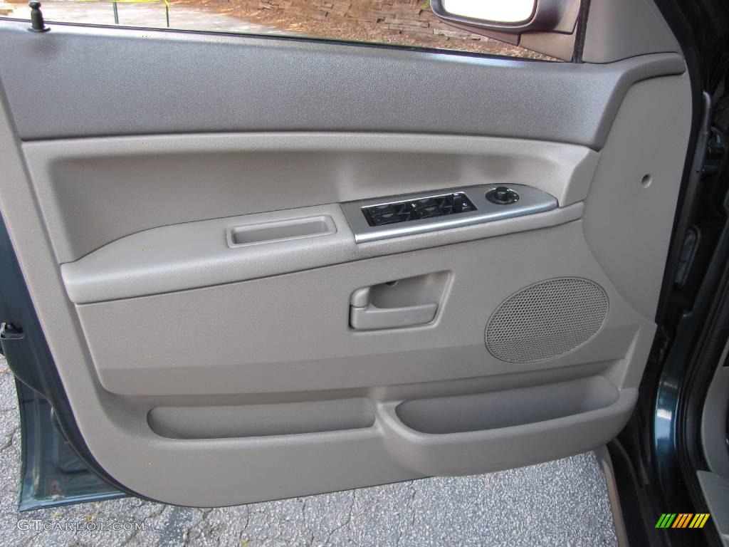 2005 Grand Cherokee Laredo - Deep Beryl Green Pearl / Khaki photo #31