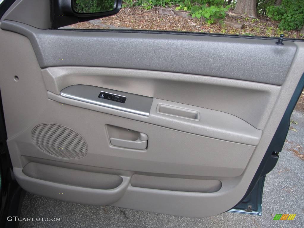 2005 Grand Cherokee Laredo - Deep Beryl Green Pearl / Khaki photo #32