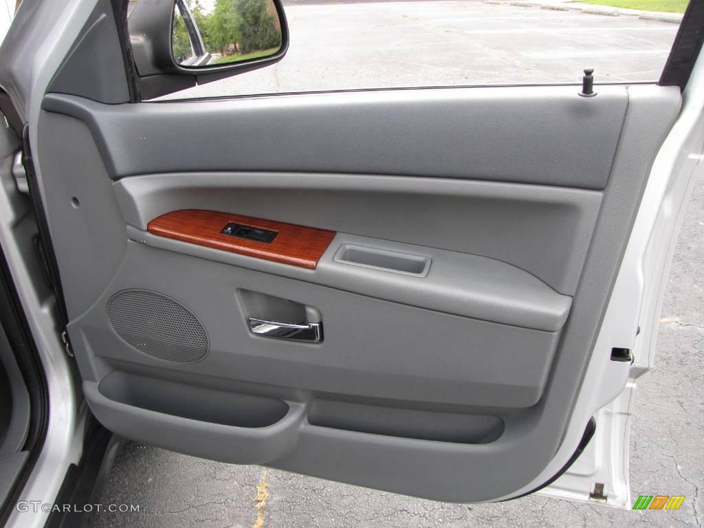 2005 Grand Cherokee Limited - Bright Silver Metallic / Dark Khaki/Light Graystone photo #44