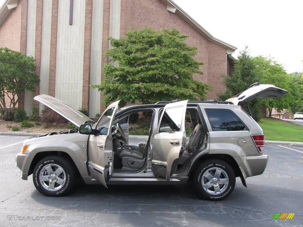 2006 Grand Cherokee Limited 4x4 - Light Khaki Metallic / Khaki photo #18