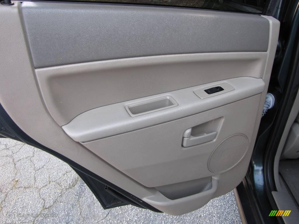 2005 Grand Cherokee Laredo - Deep Beryl Green Pearl / Khaki photo #41