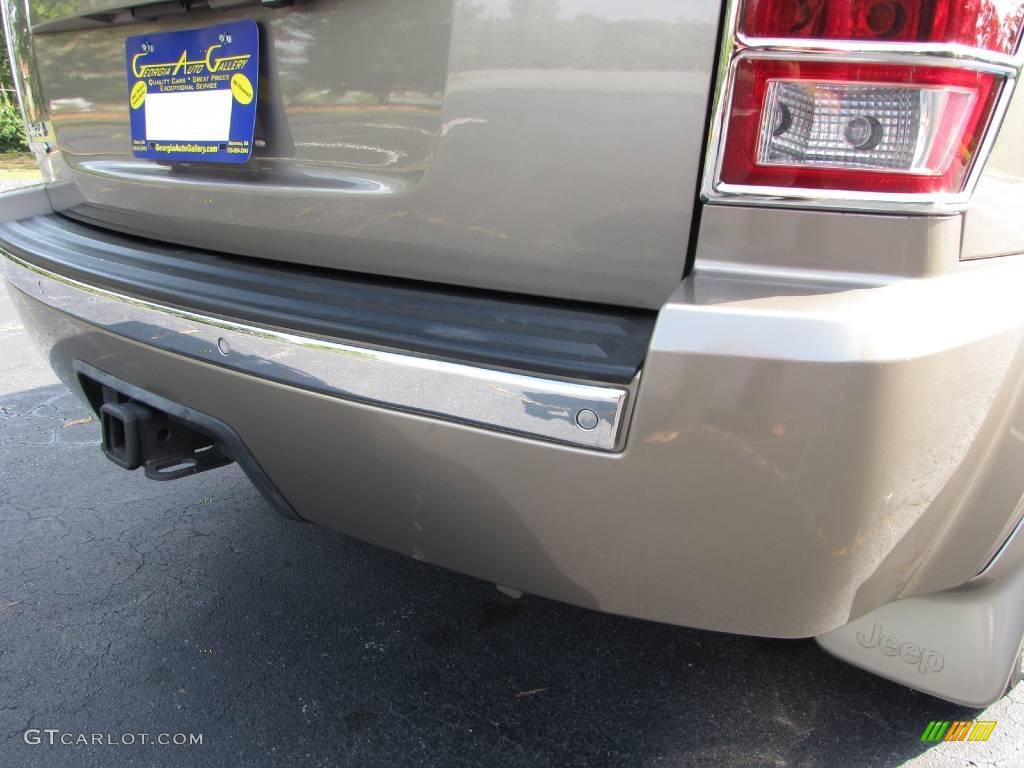 2006 Grand Cherokee Limited 4x4 - Light Khaki Metallic / Khaki photo #26