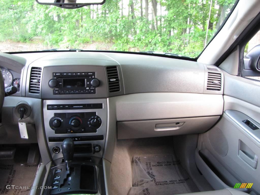 2005 Grand Cherokee Laredo - Deep Beryl Green Pearl / Khaki photo #48